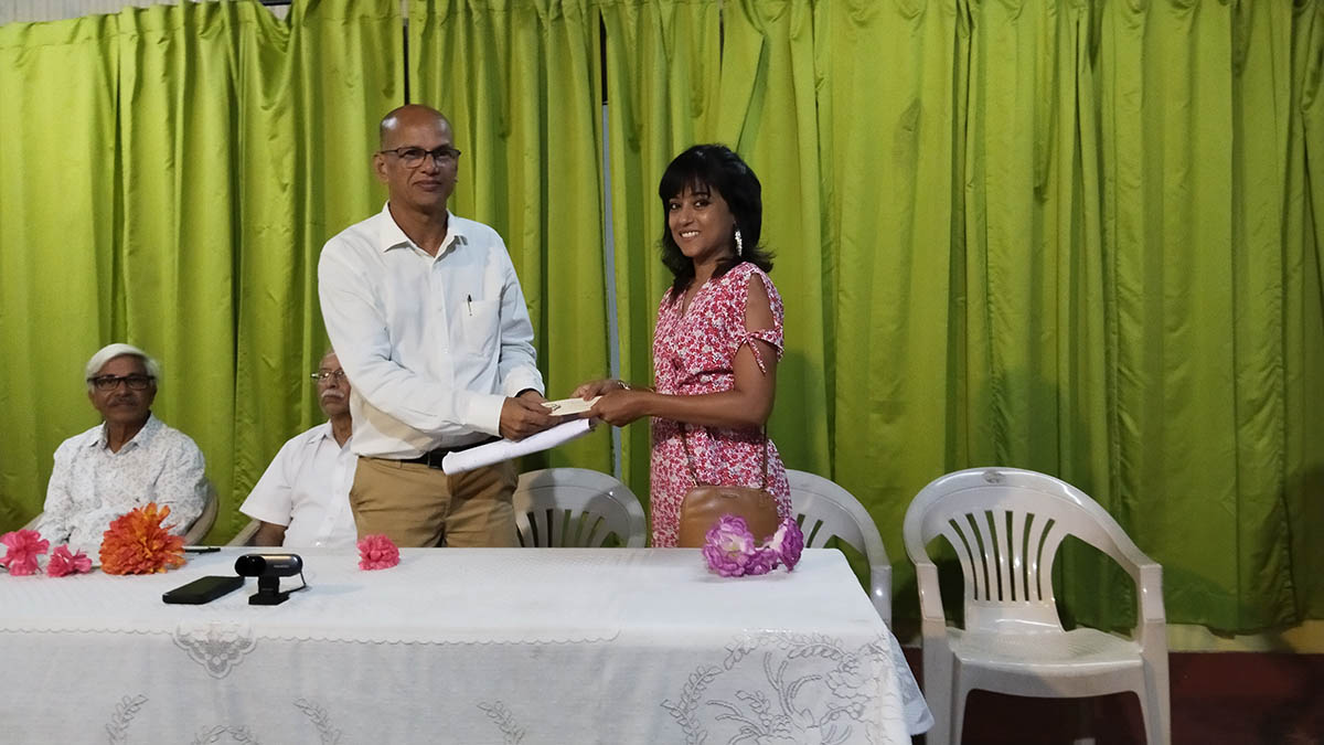 Drawing competition judge Miss Priya Alphonso receives a token of appreciation from the organizer Shri Santosh Desai.