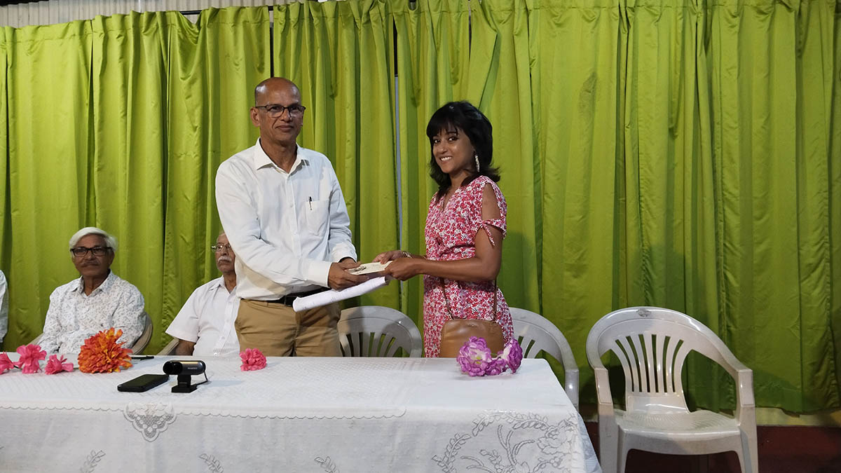 Drawing competition judge Miss Priya Alphonso receives a token of appreciation from the organizer Shri Santosh Desai.