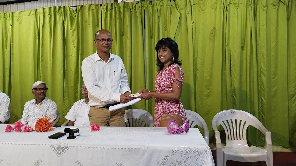 Drawing competition judge Miss Priya Alphonso receives a token of appreciation from the organizer Shri Santosh Desai.