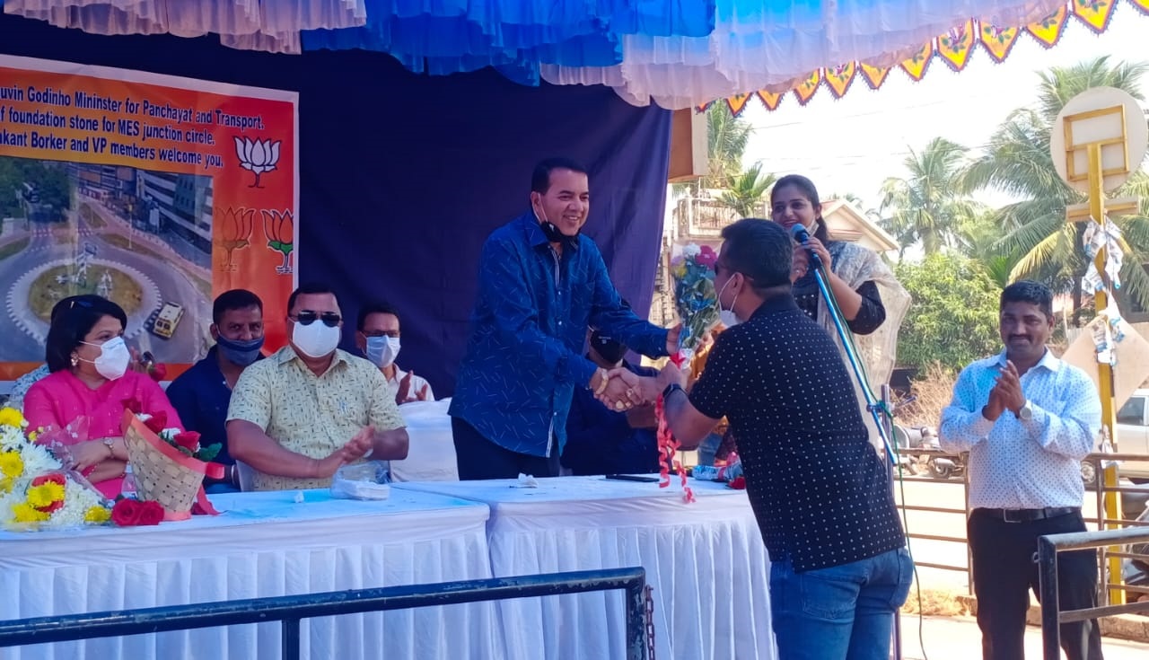 Shri Surendra Naik presenting flower bouquet to Sancoale Panchayat Sarpanch Shri Ramakant Borkar.