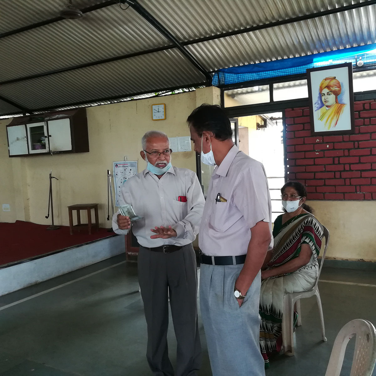 Association Treasure Shantaram Desai seen handing over Rs 1,000/- to Airway School Principal Cherian Kurvilla for instituting a 