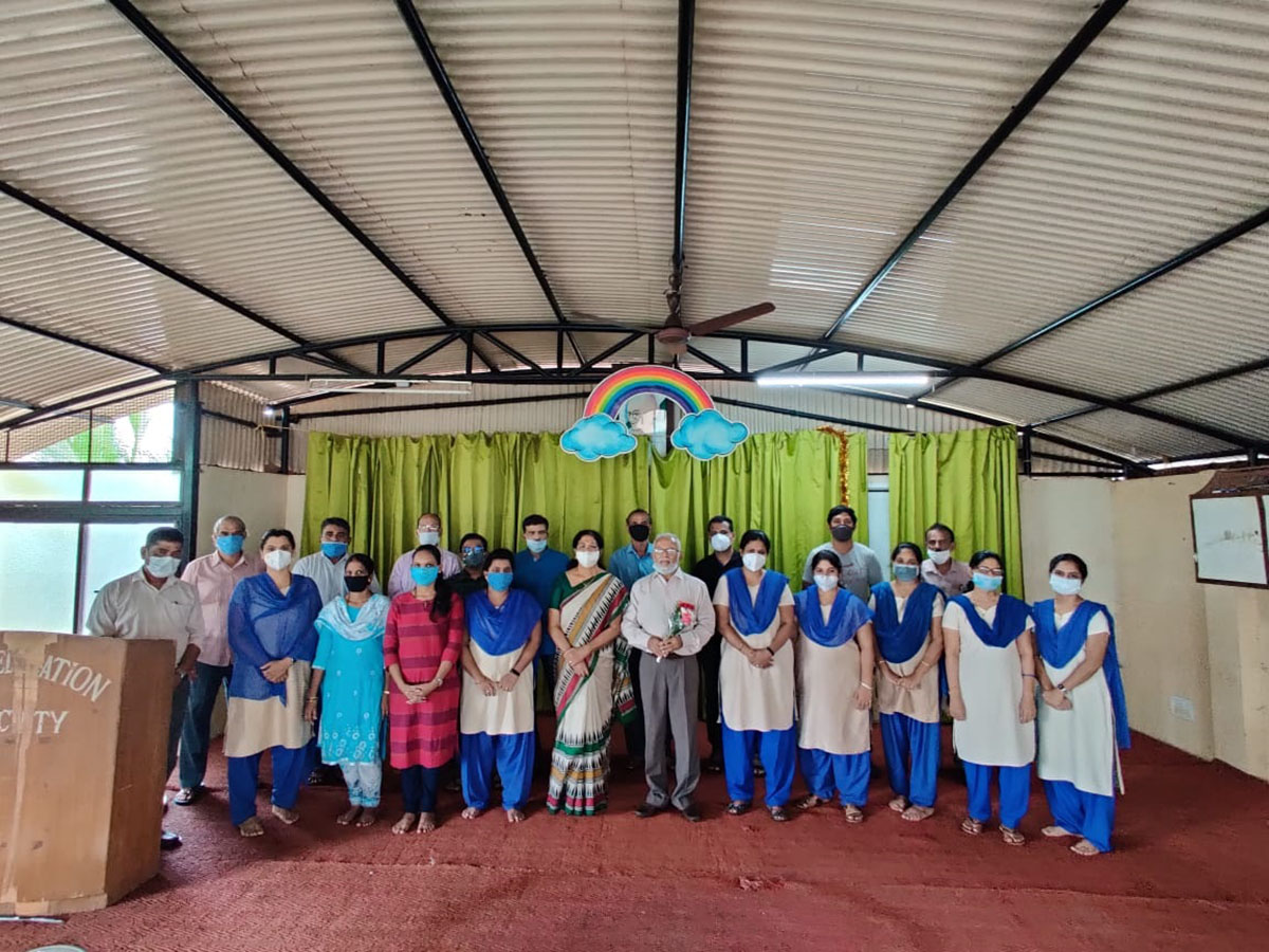 Seen in above photos, is Airway Public School principal Mr. Cherian Kurvilla (centre with flowers), the teachers of the school and in the row behind are Vidyanagar Association committee members and prominent residents of Vidyanagar.