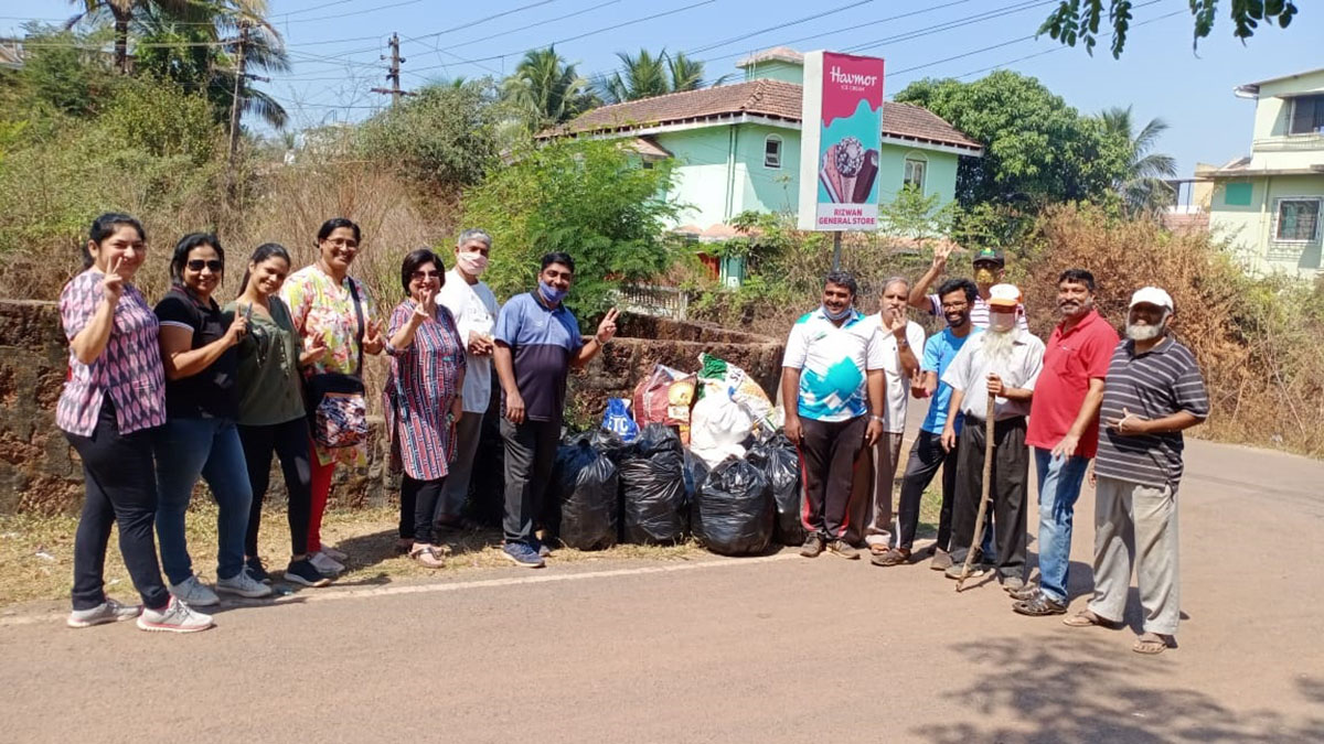 Those who participated included: Dr. R B. Patil Sir (Ex Principal), Dr Sonal Thakkar, Sambargi, Kadam, Joshi and Meenakshi Bava (Ex Principal), Monesh Meti, Rafik Shaikh, Ganesh Lamani, Valmiki Nayak, Shantaram Desai, Stephen Johnson, Ashraf Ali ji, Anwar Sulekeri, Nazim Khan and Neel Dichoclkar. PCC College Prof. Adarsh Kumar Handa sponsored the Bags and gloves. Refreshments were sponsored by the MES College Teachers.