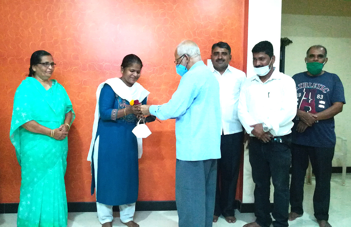 Flower being presented to Dr. Gayatri Kalyanshetty by Cherian Kuruvilla, Principal of Airway Public School. Also, seen in the photos are committee members of the association.