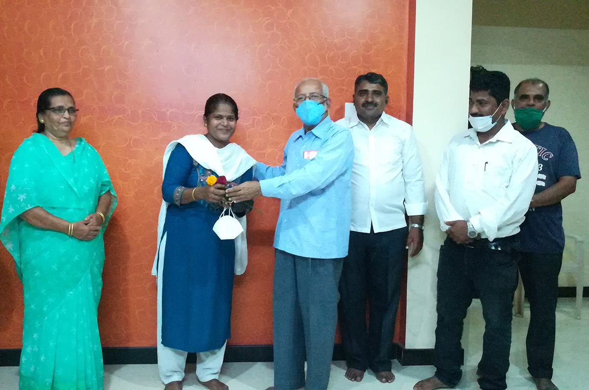 Flower being presented to Dr. Gayatri Kalyanshetty by Cherian Kuruvilla, Principal of Airway Public School. Also, seen in the photos are committee members of the association.