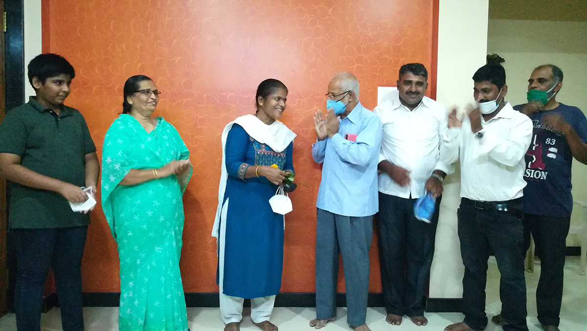 Flower being presented to Dr. Gayatri Kalyanshetty by Cherian Kuruvilla, Principal of Airway Public School. Also, seen in the photos are committee members of the association.