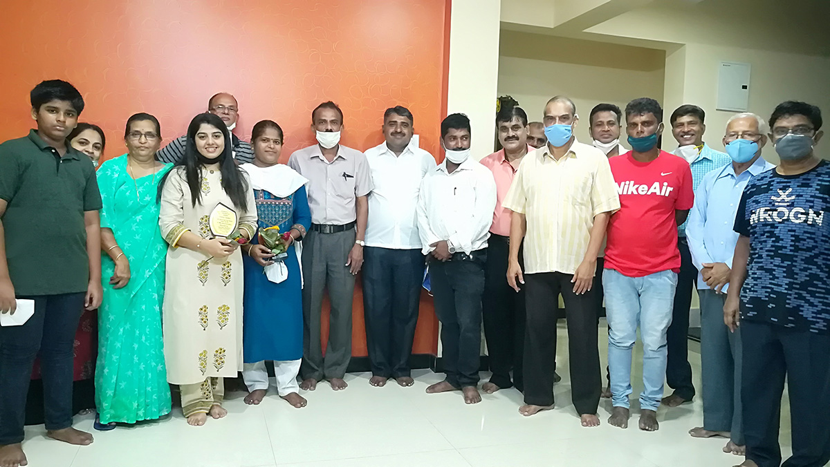 Photo taken during the presentation of memento to Dr. Gayatri Kalyanshetty by the Vidyanagar Association. Also seen in the photo are her family members along with Anisha Tulaskar; recipient of award for securing top rank with 79.3% in MSc. Bio- chemistry; and her parents.