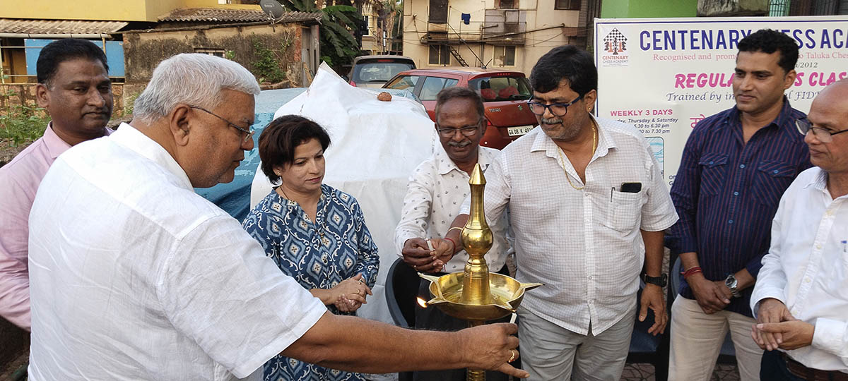 Shri Rajiv Arondekar and Shri Shri Kishor Bandekar light the traditional lamp inaugurating the Vidyanagar chapter of the Centenary Chess Academy.