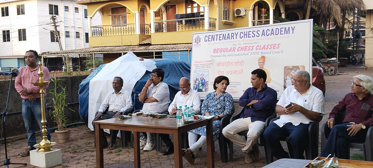 Shri Ray explaining the benefits of learning chess.