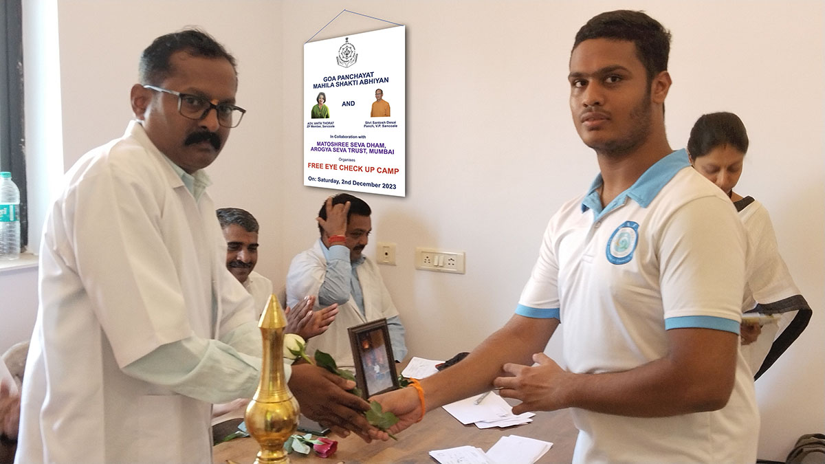 Eye specialist being felicitated by Shri Anand Parsi.