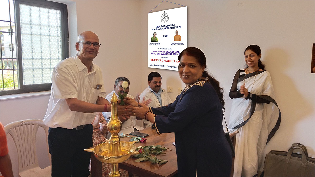 Panch of ward No 1, V.P. Sancoale Shri Santosh Desai being felicitated by Smt. Sangeeta Tiwari.