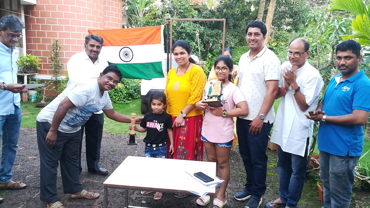 3rd Prize in age group 4 to 7 awarded to Miss Dhanisha Sagar Toraskar for excellence in the Fancy dress competition held on 15-Aug-2021. <a href=https://youtu.be/lhd_2JGytx0 target=_blank class=blue>View competition video</a><br><br>

Seen in the photo (from left): Shri Praveen Shrungare, Shri Monish Meti, Shri Valmiki Nayak handing overf prize to winner Dhanisha Sagar Toraskar, Smt Sagar Toraskar, Shreesha Toraskar, Shri Sagar Toraskar, Association president Shri Santosh Desai and Association secretary Shri Ganesh Lamani.