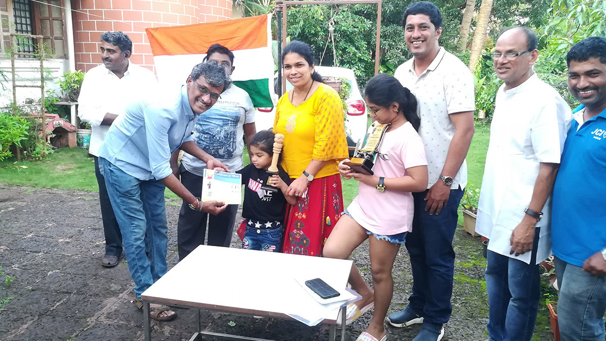 3rd Prize in age group 4 to 7 awarded to Miss Dhanisha Sagar Toraskar for excellence in the Fancy dress competition held on 15-Aug-2021. <a href=https://youtu.be/lhd_2JGytx0 target=_blank class=blue>View competition video</a><br><br>

Seen in the photo (from left): Shri Monish Meti, Shri Praveen Shrungare presenting certificate to prize winner Dhanisha Sagar Toraskar, Shri Valmiki Nayak (in the background), Smt Sagar Toraskar, Shreesha Toraskar, Shri Sagar Toraskar, Association president Shri Santosh Desai and Association secretary Shri Ganesh Lamani.