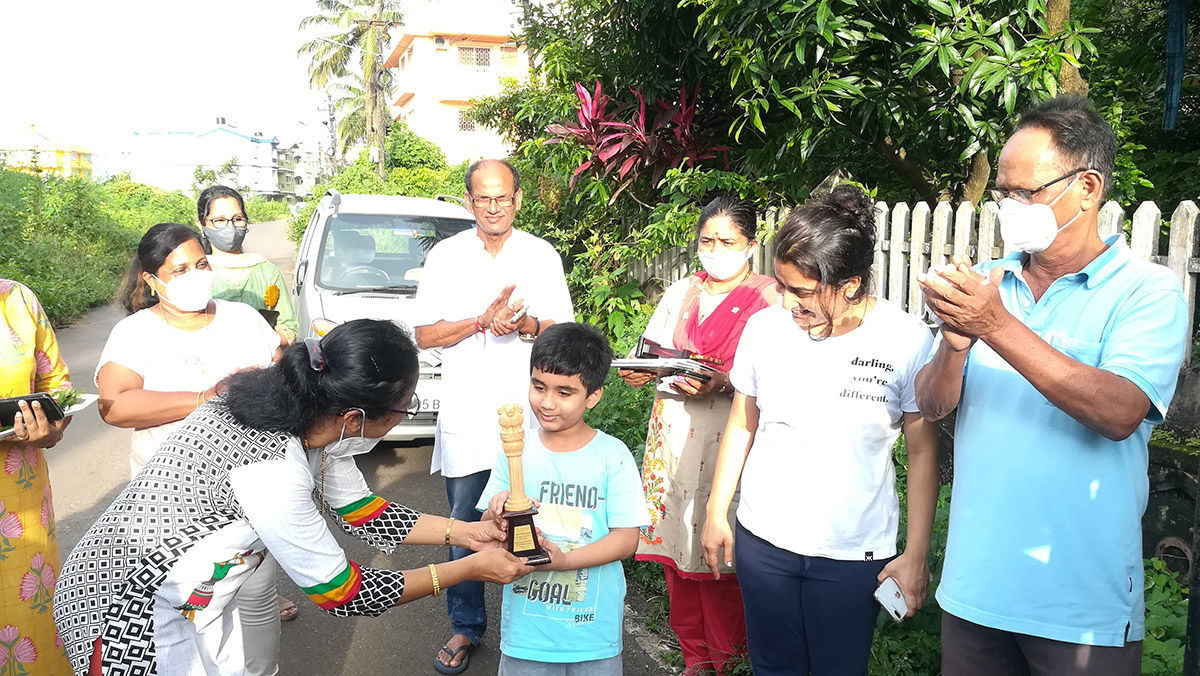 Co-winner of 3rd Prize in age group 4 to 7 awarded to Shray Nirmesh Naik for excellence in the Fancy dress competition held on 15-Aug-2021. <a href=https://youtu.be/SnOEOYULueQ target=_blank class=blue>View competition video</a><br><br>

Seen in the photo (from left): Smt Tejal Nayak presenting prize to Shray Nirmesh Naik, Smt Luiza Correia and Smt Praveen Shrungare (in background),  Association president Shri Santosh Desai, Smt. Vijayshri B. Gunjikar, Smt Naik and grandfather Shri Vaman Naik.
