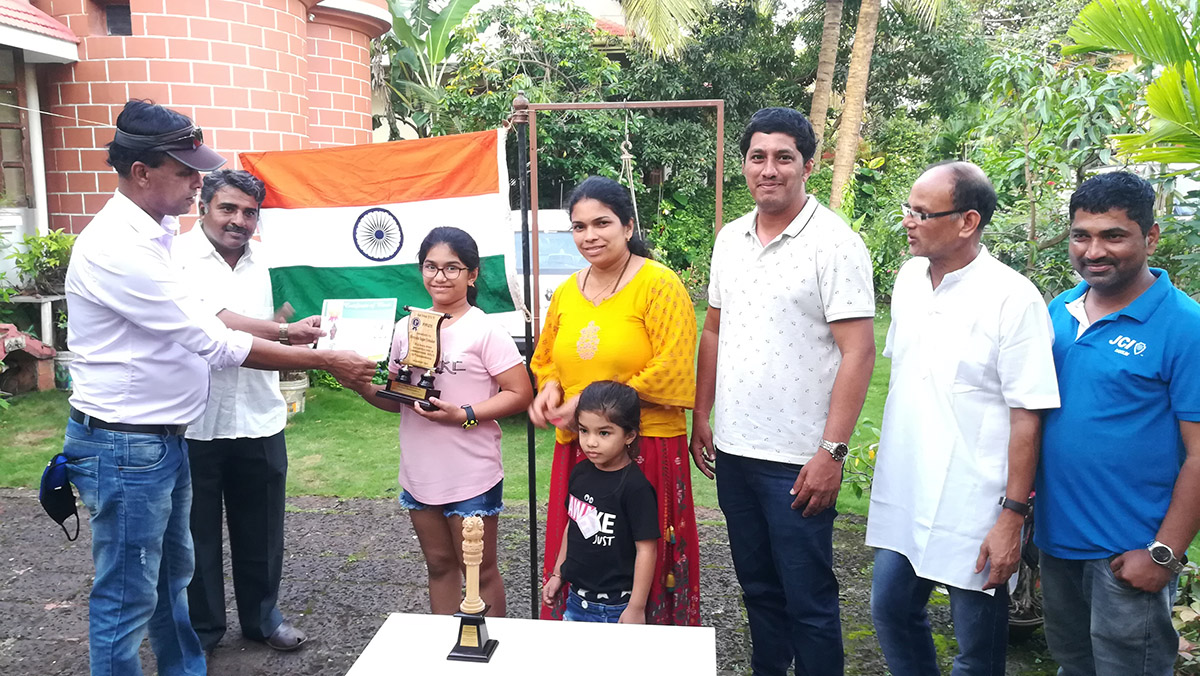 Winner of 1st Prize in age group 8 to 11 awarded to Miss Shreesha Sagar Toraskar for excellence in the Fancy dress competition held on 15-Aug-2021. <a href=https://youtu.be/f4lS5Cnda_4 target=_blank class=blue>View competition video</a><br><br>

Seen in the photo (from left): Shri Wilfred Fernandes presenting certificate  to Miss Shreesha Sagar Toraskar, Shri Monish Meti (background), Smt Sagar Toraskar, Miss Dhanisha Toraskar (foreground), Shri Sagar Toraskar, Association President Shri Santosh Desai and Association Secretary Shri Ganesh Lamani