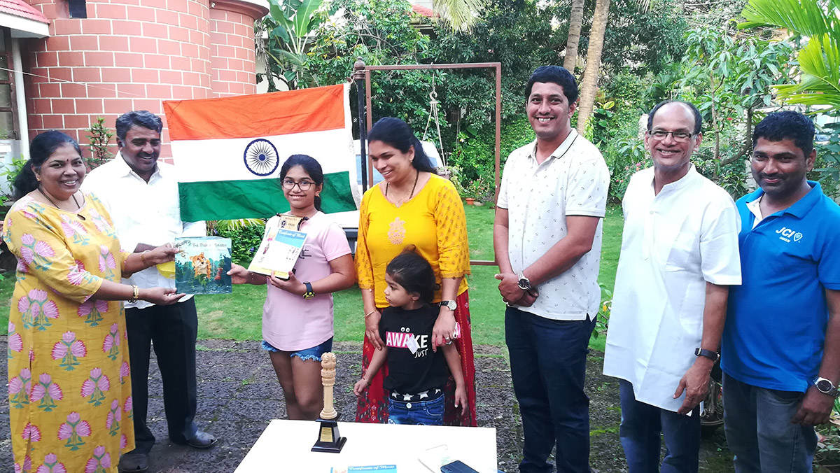 Winner of 1st Prize in age group 8 to 11 awarded to Miss Shreesha Sagar Toraskar for excellence in the Fancy dress competition held on 15-Aug-2021. <a href=https://youtu.be/f4lS5Cnda_4 target=_blank class=blue>View competition video</a><br><br>

Seen in the photo (from left): Smt Uma desai presenting a set of books authored by professor Shri Viraj Goving Mhatme to Miss Shreesha Sagar Toraskar, Shri Monish Meti (background), Smt Sagar Toraskar, Miss Dhanisha Toraskar (foreground), Shri Sagar Toraskar, Association President Shri Santosh Desai and Association Secretary Shri Ganesh Lamani.