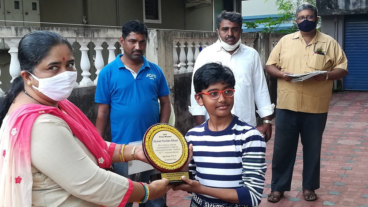 Winner of 2nd Prize in age group 8 to 11 awarded to Master Ayaan Nazim Khan for excellence in the Fancy dress competition held on 15-Aug-2021. <a href=https://youtu.be/bkxxG9THUkw target=_blank class=blue>View competition video</a><br><br>

Seen in the photo (from left): Smt. Vijayshri B. Gunjikar presenting the prize to Master Ayaan Nazim Khan. In background is Shri Ganesh Lamani, Shri Monish Meti and professor Shri Viraj Govind Mahatme.