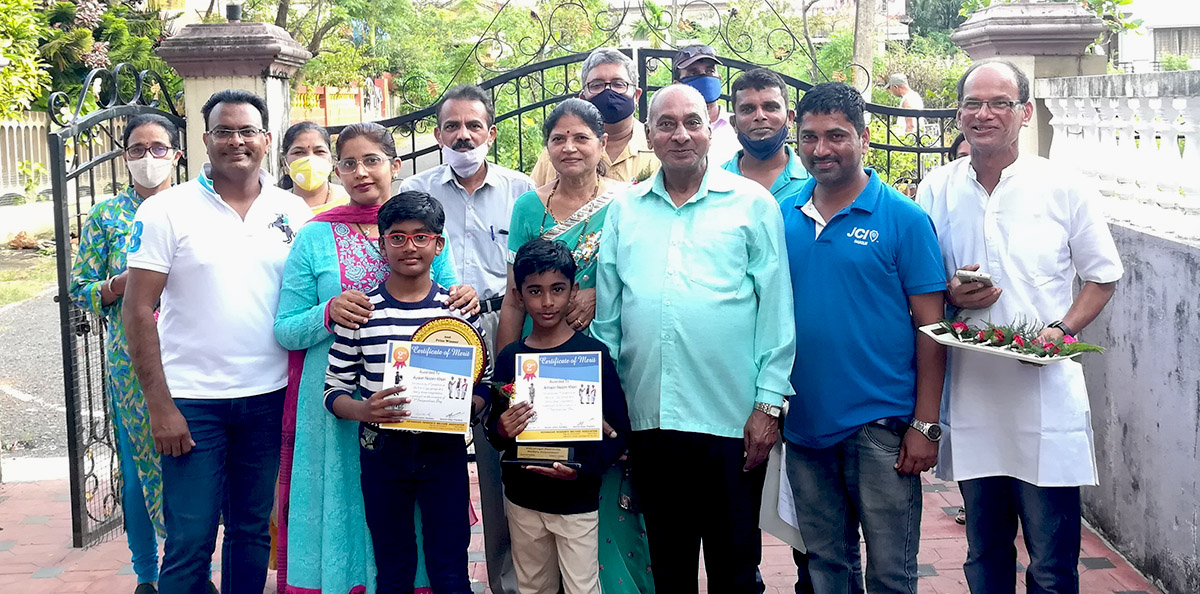 Winners of 2nd Prize awarded to Master Arhaan Nazim Khan (age group 4 to 7) and Ayaan Nazim Khan ( age group 8 to 11 ) for excellence in the Fancy dress competition held on 15-Aug-2021. <a href=https://youtu.be/yuc5jQ1J8yU target=_blank class=blue>Arhaan Khan Competition Video</a>    <a href=https://youtu.be/bkxxG9THUkw target=_blank class=blue>Ayaan Khan Competition Video</a><br><br>

Seen in the photo (from left): Smt Shantaram Desai, Shri Nazim Khan, Smt Nazim Khan, Smt Uma Desai (background), Master Aayan Khan and Arhaan Khan (foreground), grandparents Smt Prabhakar Bhoite, Shri Prabhakar Bhoite, Professor Viraj Govind Mahatme (background), Shri Wilfred Fernandes (with cap), Shri Yadvesh Ghonge, Association Secretary Shri Ganesh Lamani and Association President Shri Santosh Desai.