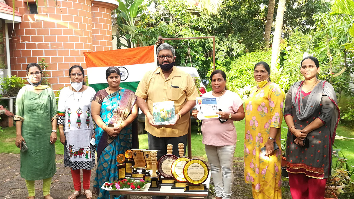 Prizes were distributed by: (from left): Smt Praveen Shrungare, Smt Tejal Nayak, Smt. Monish Meti, Professor Shri Viraj Govind Mahatme (with books he has authored), Smt  Luiza Correia, Smt Uma Desai and Smt Jayshree Lamani.