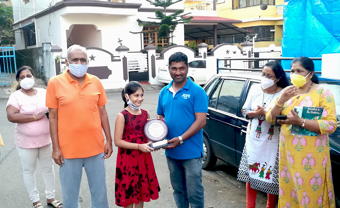 Co-Winner of 2nd Prize awarded to Miss Prina Anand Parsi ( age group 8 to 11 ) for excellence in the Fancy dress competition held on 15-Aug-2021. <a href=https://youtu.be/hDnmBO5_lk4 target=_blank class=blue>Competition Video</a><br><br>

Seen in the photo (from left): Smt Luiza Correia, gandfather Gurupad Parsi, Association Secretary Shri Ganesh Lamani presenting prize to Miss Prina Anand Parsi, Smt Tejal Nayak and Smt Uma Desai