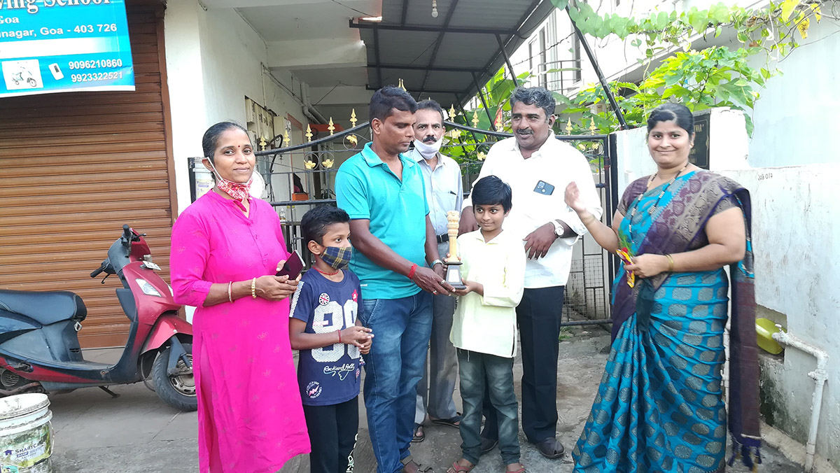 Winner of 3rd Prize awarded to Pavan Monesh Meti ( age group 4 to 7 ) for excellence in the Fancy dress competition held on 15-Aug-2021. <a href=https://youtu.be/phtqvdzLD0Y target=_blank class=blue>Competition Video</a><br><br>

Seen in the photo (from left): Smt Yadvesh Ghonge, Master Ghonge, Shir Yadvesh Ghonge presenting the prize to Master Pavan Monesh Meti, Shri Shantaram Desai (background), Shri Monesh Meti, Smt Monesh Meti.