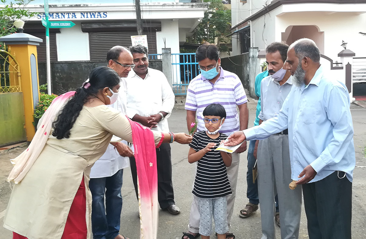 Award of participation certificate to miss Naba Hassan for participating in the Fancy dress competition held on 15-Aug-2021. <a href=https://youtu.be/rV-3WzWU2oc target=_blank class=blue>Competition Video</a><br><br>

Seen in the photo (from left): Smt. Balaram Gunjiker presenting a rose to Naba Hassan, Association President Shri Santosh Desai, Shri Monesh Meti, Shri S.M. Hassan, Shri Shantaram Desai and Shri Rafique Shaikh Isaac.