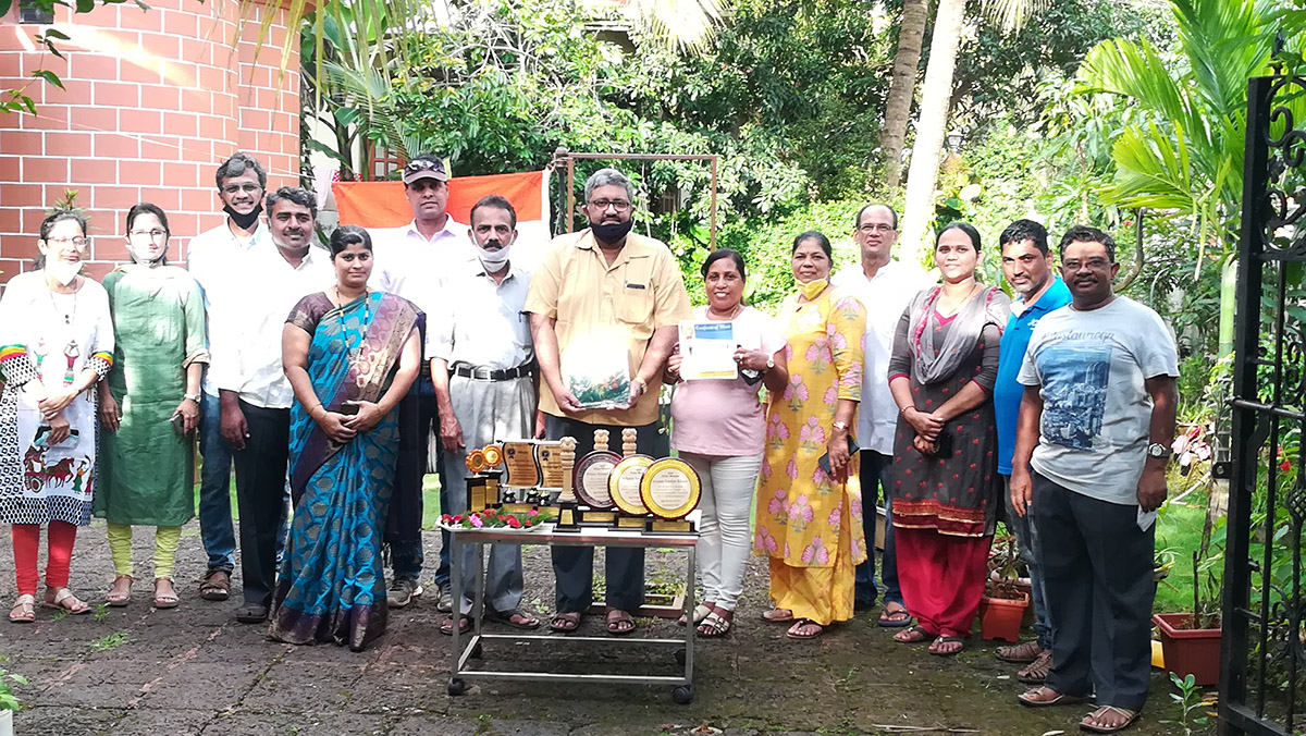 (from left) Smt Tejal Nayak, Smt Praveen Shrungare, Shree Praveen Shrungare , Shri Monesh Meti, Smt Monish Meti, Shri Wilfred Fernandes, Shri Shantaram Desai, Professor Shri Viraj Govind Mahatme, Smt Luiza Correia, Smt Uma Desai, Association President Shri Santosh Desai, Smt Jayshree Lamani, Association Secretary Shri Ganesh Lamani and Shri Valmiki Nayak.