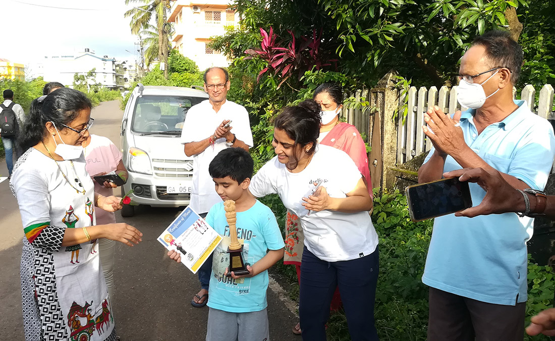 Co-winner of 3rd Prize in age group 4 to 7 awarded to Shray Nirmesh Naik for excellence in the Fancy dress competition held on 15-Aug-2021. <a href=https://youtu.be/SnOEOYULueQ target=_blank class=blue>View competition video</a><br><br>
Seen in the photo (from left): Smt Tejal Nayak presenting the certificate to Shray Nirmesh Naik, Association President Shri Santosh Desai, Smt Mithila Naik, Smt. Vijayshri B. Gunjikar (background),  grandfather Shri Vaman Naik.