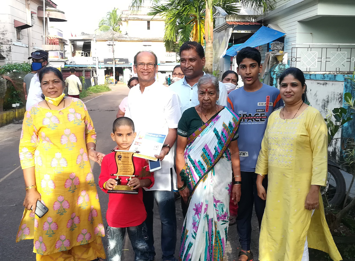 1st Prize in age group 4 to 7 Awarded to Master Rishit Deepak Gawas for excellence in the Fancy dress competition held on 15-Aug-2021. <br><br>

Seen in the photo (from left): Smt Uma Desai, 1st prize winner master Rishit Deepak Gawas, Association President Shri Santosh Desai, Shri Deepak Gawas, Grandmother of Rishit, his brother and mother.<br> <a href=https://youtu.be/6yOGdo1wd4s target=_blank class=blue>View competition video</a>