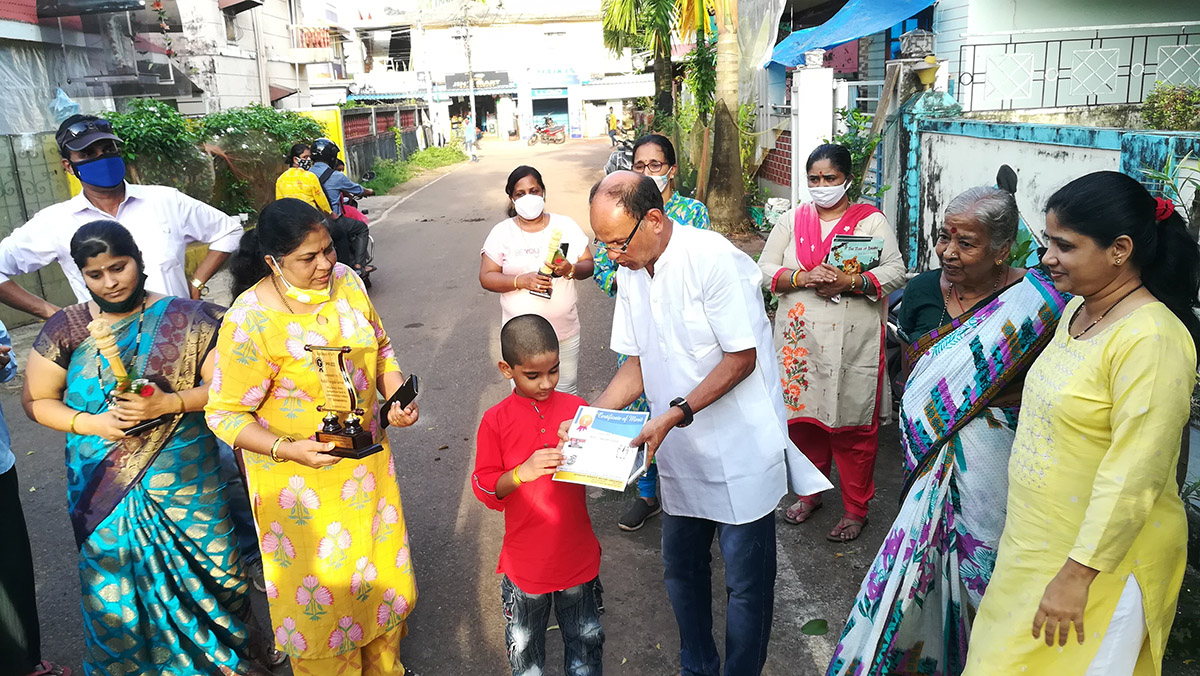 1st Prize in age group 4 to 7 awarded to master Rishit Deepak Gawas for excellence in the Fancy dress competition held on 15-Aug-2021. <br><br>

Seen in the photo (from left): Smt Meti, Shri Wilfred Fernandes, Smt Uma Desai, 1st prize winner master Rishit Deepak Gawas, Smt Luizsa Correia (in the background), Association President Shri Santosh Desai, Smt. Vijayshri B. Gunjikar (in the background), Grandmother of Rishit and his mother.<br> <a href=https://youtu.be/6yOGdo1wd4s target=_blank class=blue>View competition video</a>