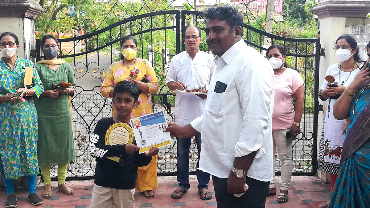 2nd Prize in age group 4 to 7 awarded to Master Arhaan Nazim Khan for excellence in the Fancy dress competition held on 15-Aug-2021. <a href=https://youtu.be/yuc5jQ1J8yU target=_blank class=blue>View competition video</a><br><br>

Seen in the photo (from left): Smt Shantaram Desai, Smt Praveen Shrungare, Smt Uma Desai, Shri Monish Meti presenting certificate to prize winner Arhaan Nazim Khan, Association president Shri Santosh Desai, Smt. Luiza Correia, Smt Tejal Nayak and Smt Meti partially visible on the right.