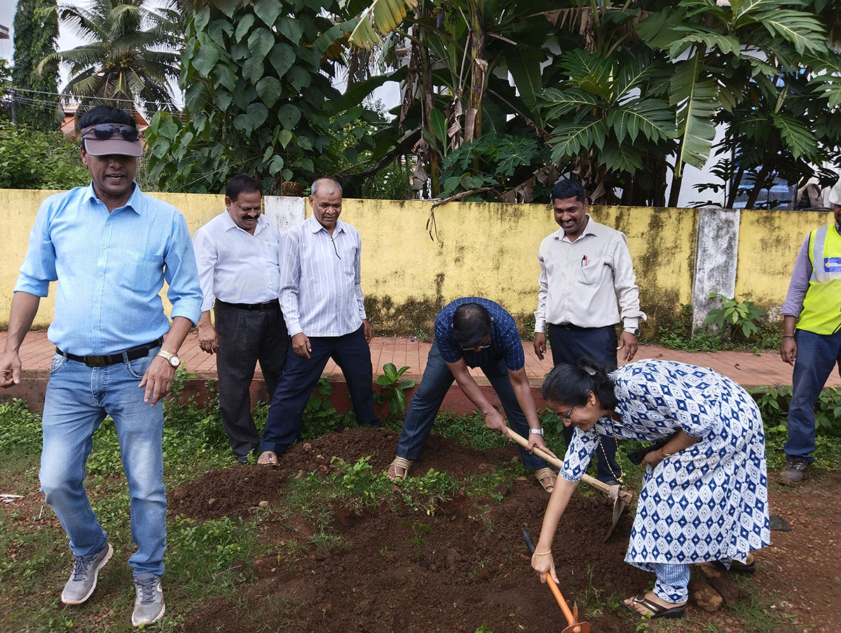 Seen here is Mr. Wilfred Fernandes (left), Shri L.T. Naik, Shri Rajaram Patil, active social workers and environmentalists Mr  Valmiki Nayak and Mrs Tejal Nayak and Association Secretary Shri Ganesh Lamani.