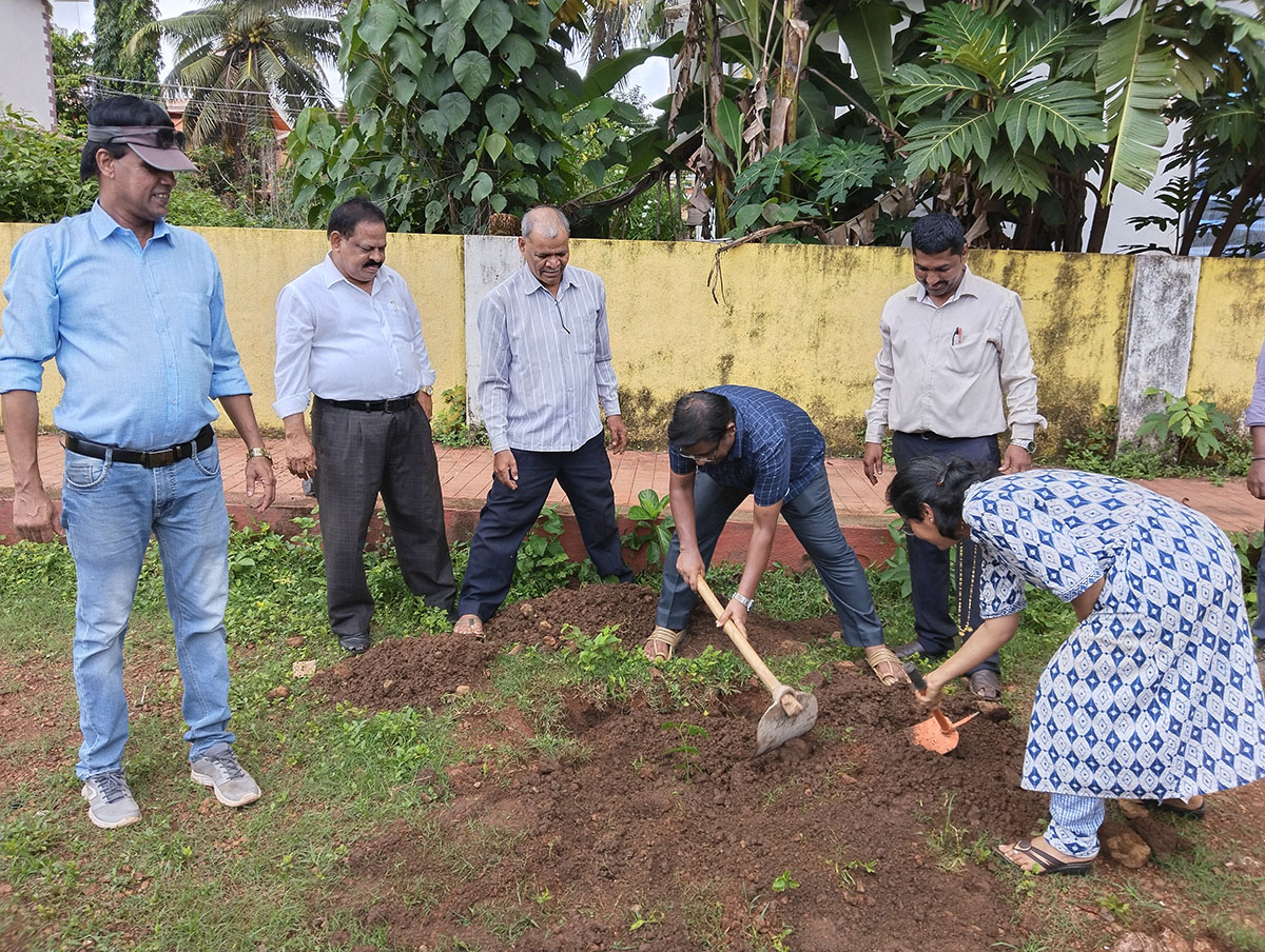 Seen here is Mr. Wilfred Fernandes (left), Shri L.T. Naik, Shri Rajaram Patil, active social workers and environmentalists Mr  Valmiki Nayak and Mrs Tejal Nayak and Association Secretary Shri Ganesh Lamani.