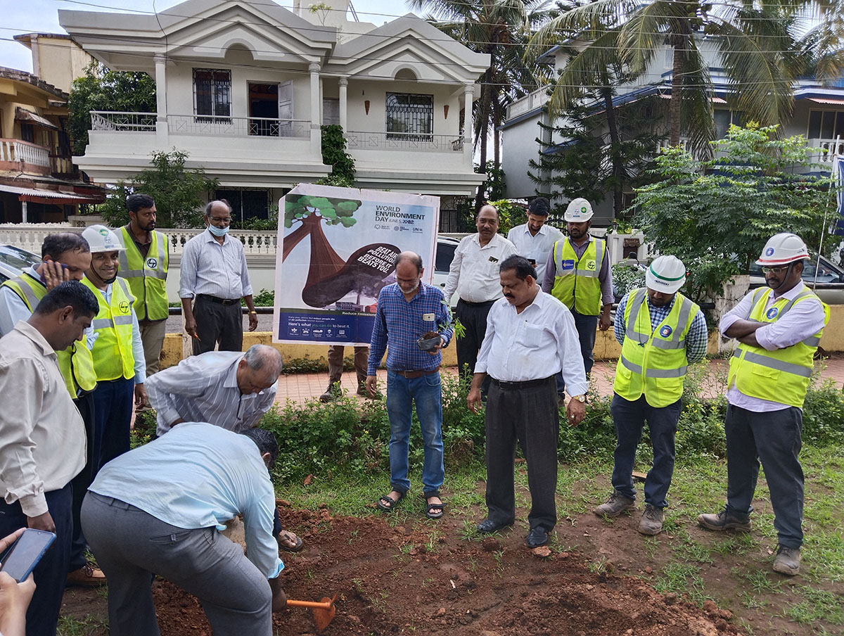 Seen here are Mr. Jayant Prabhakar Gosavi, Project Manager,  L&T Ltd., Adora De Goa Project (in the background), Gurumurthy Venkat Murty (smiling), along with other members of the L&T team. Also present were members of the Vidyanagar Residents Welfare Association; President Shri Monish Meti being helped by Shri Rajaram Patil, Shri L.T Naik (white shirt foreground), ex_President Shri Santosh Desai (in Jeans),  Secretary Shri Ganesh Lamani (extrem left).