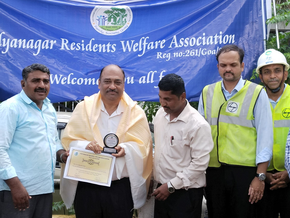 Seen here is Vidyanagar Residents Welfare Association; President Shri Monish Meti presenting a memento to Project Manager,  L&T Ltd., Adora De Goa Project as a token of appreciation for L&T's support in the Green Vision project. Also seen is association secretary Shri Ganesh Lamani, Mr.Jagdeep Naidu , Deputy Project Manager and Mr. Nandan Sah and Shri Gurumurthy Venkat Murty.