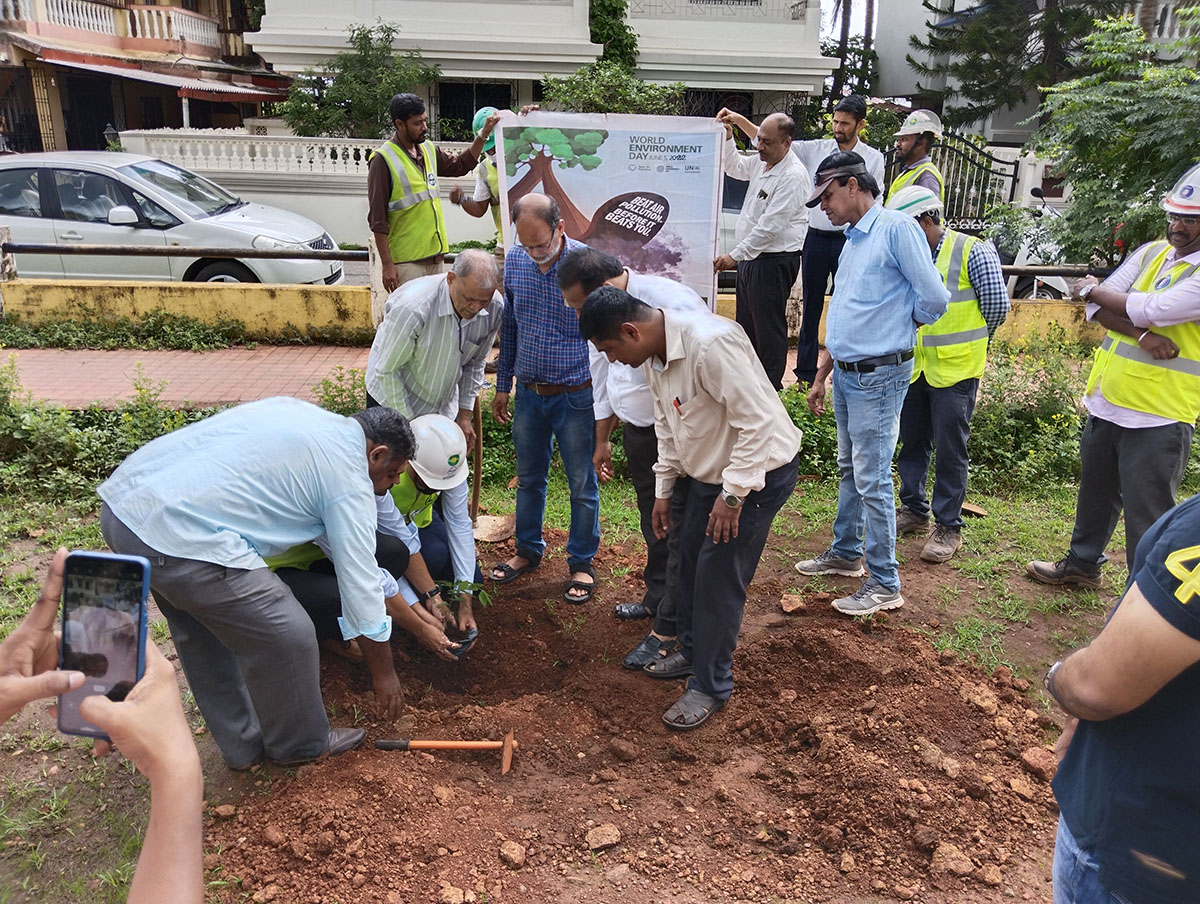 Seen here are Vidyanagar Residents Welfare Association; President Shri Monish Meti (bending left), helping two members of the L&T team plant a sapling. Looking on are Shri Rajaram Patil, Shri L.T Naik (white shirt foreground), ex_President Shri Santosh Desai (in Jeans),  Secretary Shri Ganesh Lamani, Shri Wilfred Fernandes (blue shirt) and other members of the L&T team which included Shri Jayant Prabhakar Gosavi, Project Manager,  L&T Ltd., Adora De Goa Project (in the background holding the banner).