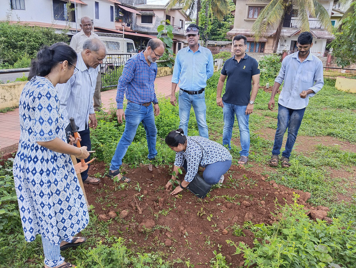 Seen here is Mrs. Varsha Naik planting a sapling. Looking on (from left) is Mrs. Tejal Nayak, Shri Rajaram Patil, Ex-President Shri Santosh Desai, Shri Kanade (background), Mr. Wilfred Fernandes, Shri Surendra Naik and environmentalist Mr. Stephen Johnson.