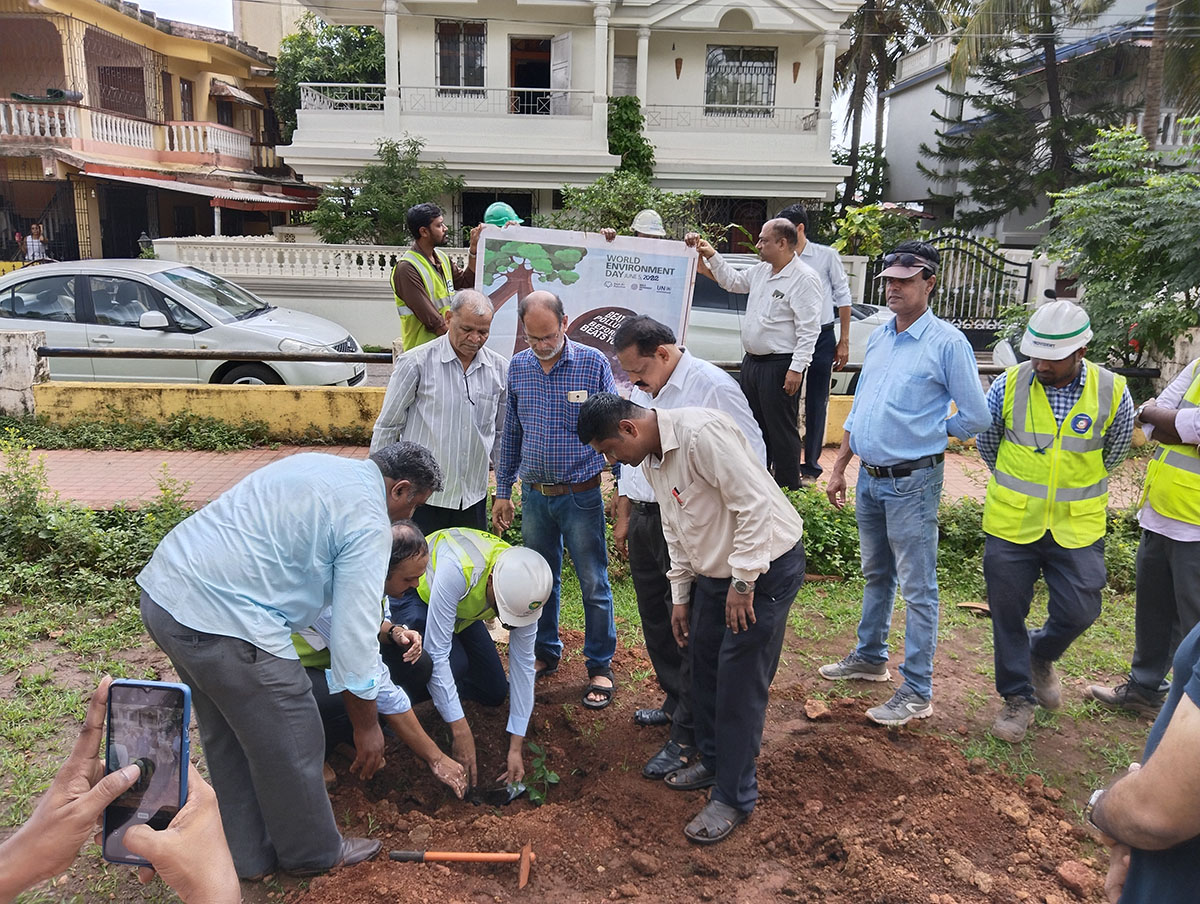 Seen here are Vidyanagar Residents Welfare Association; President Shri Monish Meti (bending left), helping Shri Gurumurthy venkat Murty - (in helmet), plant a sapling. Looking on are Shri Rajaram Patil, Shri L.T Naik (white shirt foreground), ex_President Shri Santosh Desai (in Jeans),  Secretary Shri Ganesh Lamani, Shri Wilfred Fernandes (blue shirt) and other members of the L&T team which included Shri Jayant Prabhakar Gosavi, Project Manager,  L&T Ltd., Adora De Goa Project (in the background holding the banner).