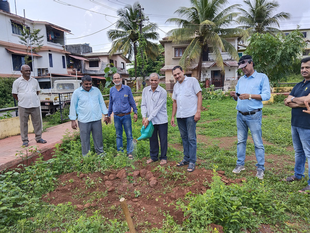 Seen here (from left) is Shri Kanade, association President and Ex-President Shri Monesh Meti and Shri Santosh Desai, Shri Anil Kanade, Mr. Wilfred Fernandes and Shri Surendra Naik.