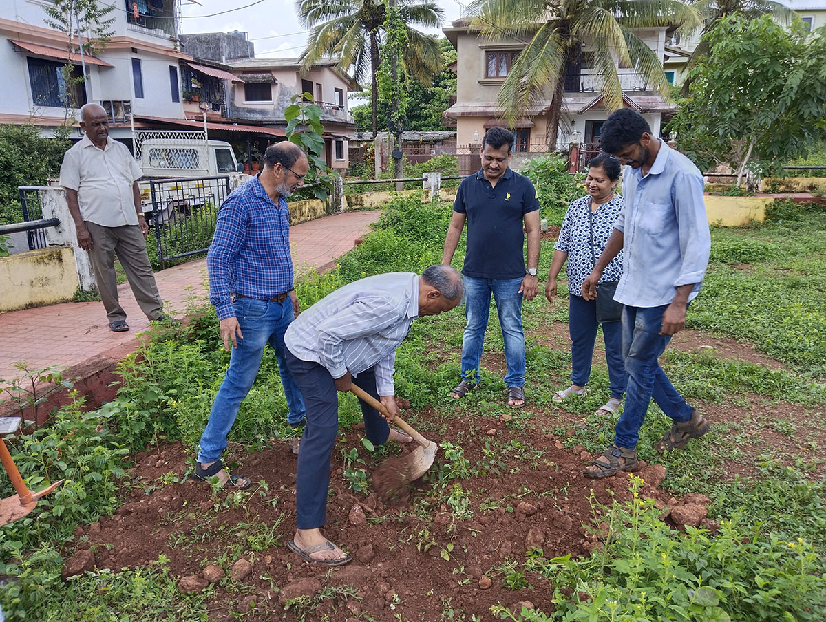 Seen here (from left) is Shri Kanade, association Ex-President Shri Santosh Desai, Shri Rajaram Patil (with the spade), Shri Surendra Naik, Mrs. Varsha Naika and Stephen Johnson.