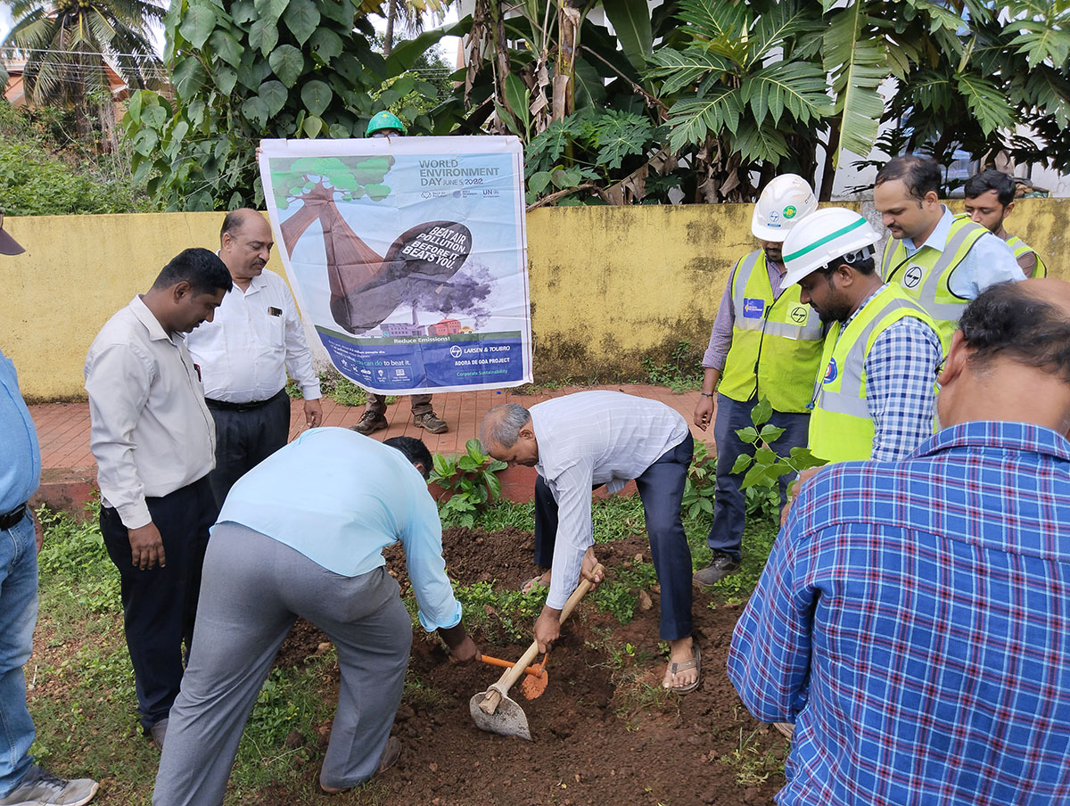 Seen here are Vidyanagar Residents Welfare Association; President Shri Monish Meti (bending left), helped by Shri Rajaram Patil to fill a pit with mud. Looking on is Association Secretary Shri Ganesh Lamani (left), Shri Jayant Prabhakar Gosavi, Project Manager,  L&T Ltd., Adora De Goa Project (white shirt) and other members of the L&T team.