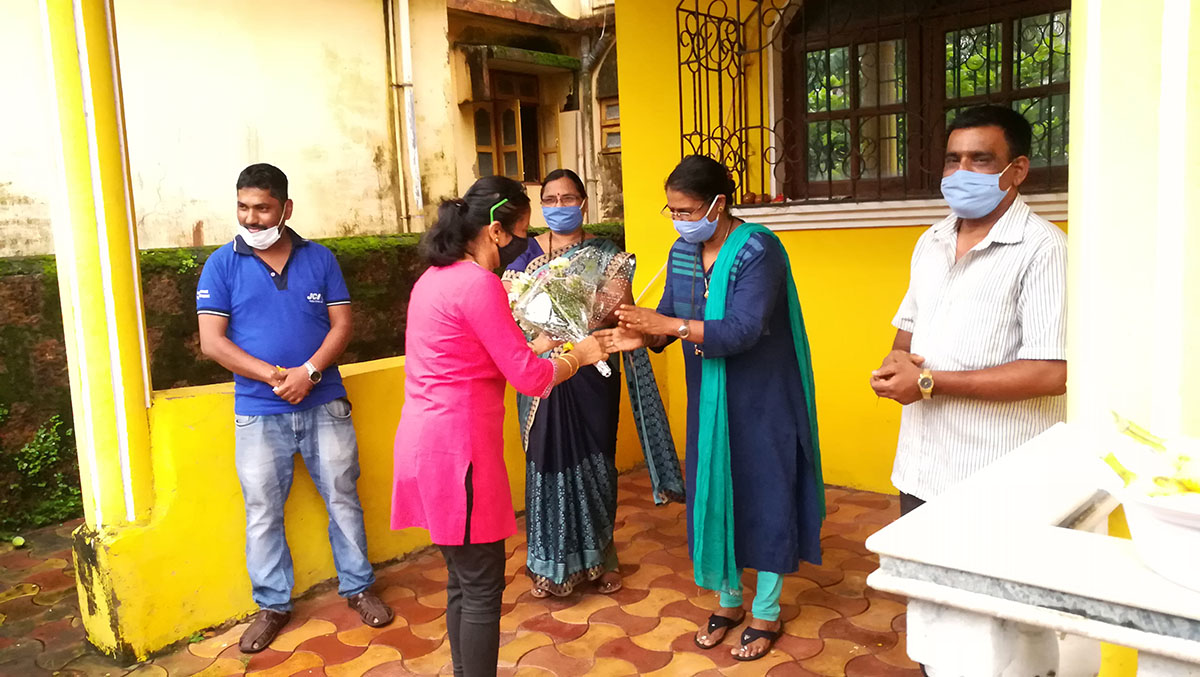 Mrs. Tejal Nayak handing over a flower bouquet to Principal Mrs. Korgaonkar of Keshav Smruti High School in felicitation on her School securing 100% results during the 2020 SSC examination.