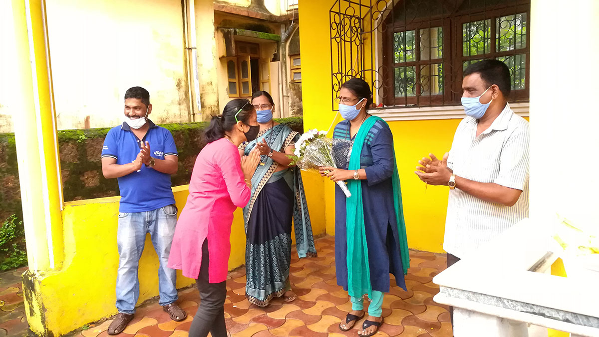 Mrs. Tejal Nayak handing over a flower bouquet to Principal Mrs. Korgaonkar of Keshav Smruti High School in felicitation on her School securing 100% results during the 2020 SSC examination.