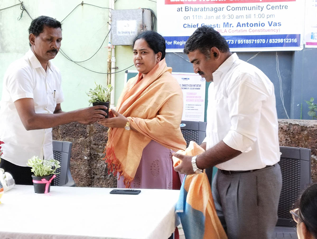 Chief guest Shri Antonio Vaz honoring Dr. Pranjali with shawl and plant. She supervised the medical camp.