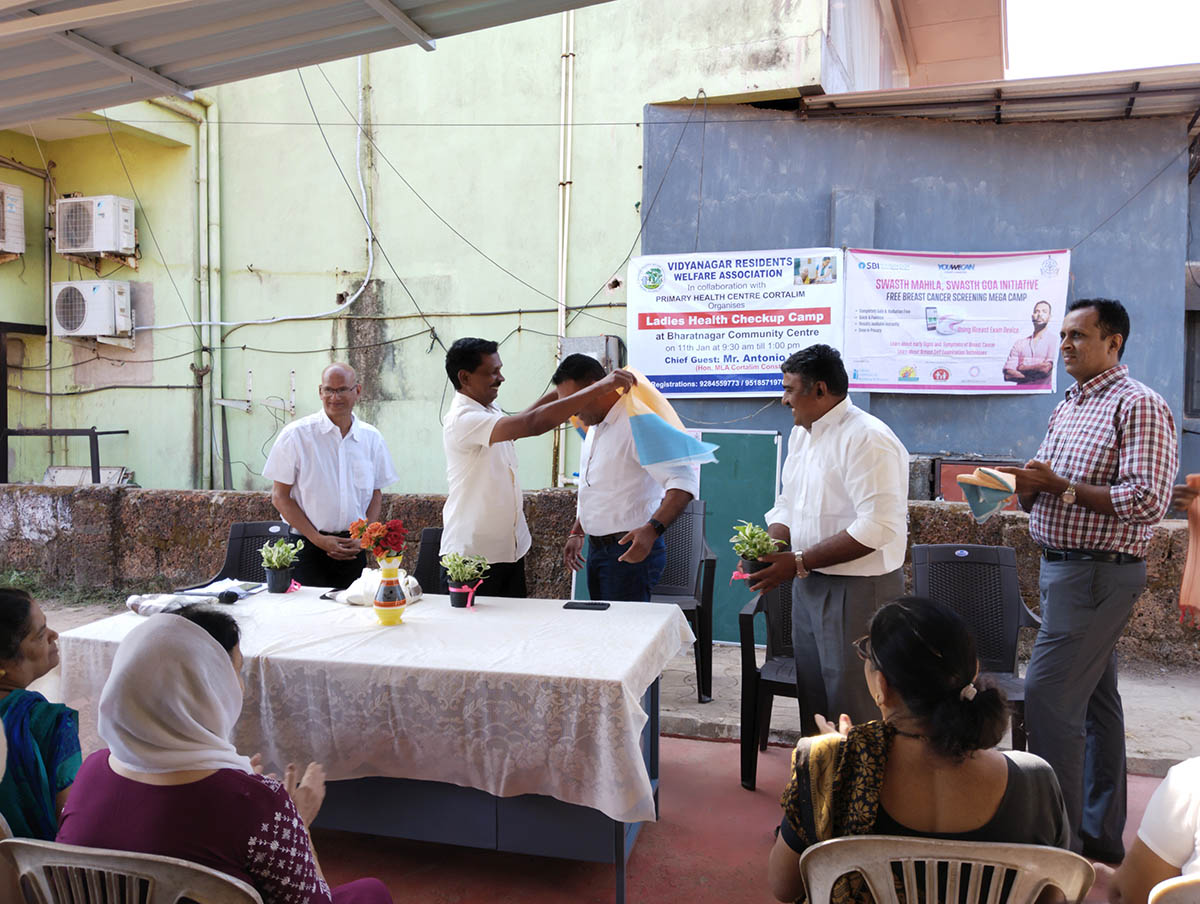 Chief guest Shri Antonio Vaz honoring Dr. Bhaskar with shawl and plant for his contribution to the park in Bharatnagar.