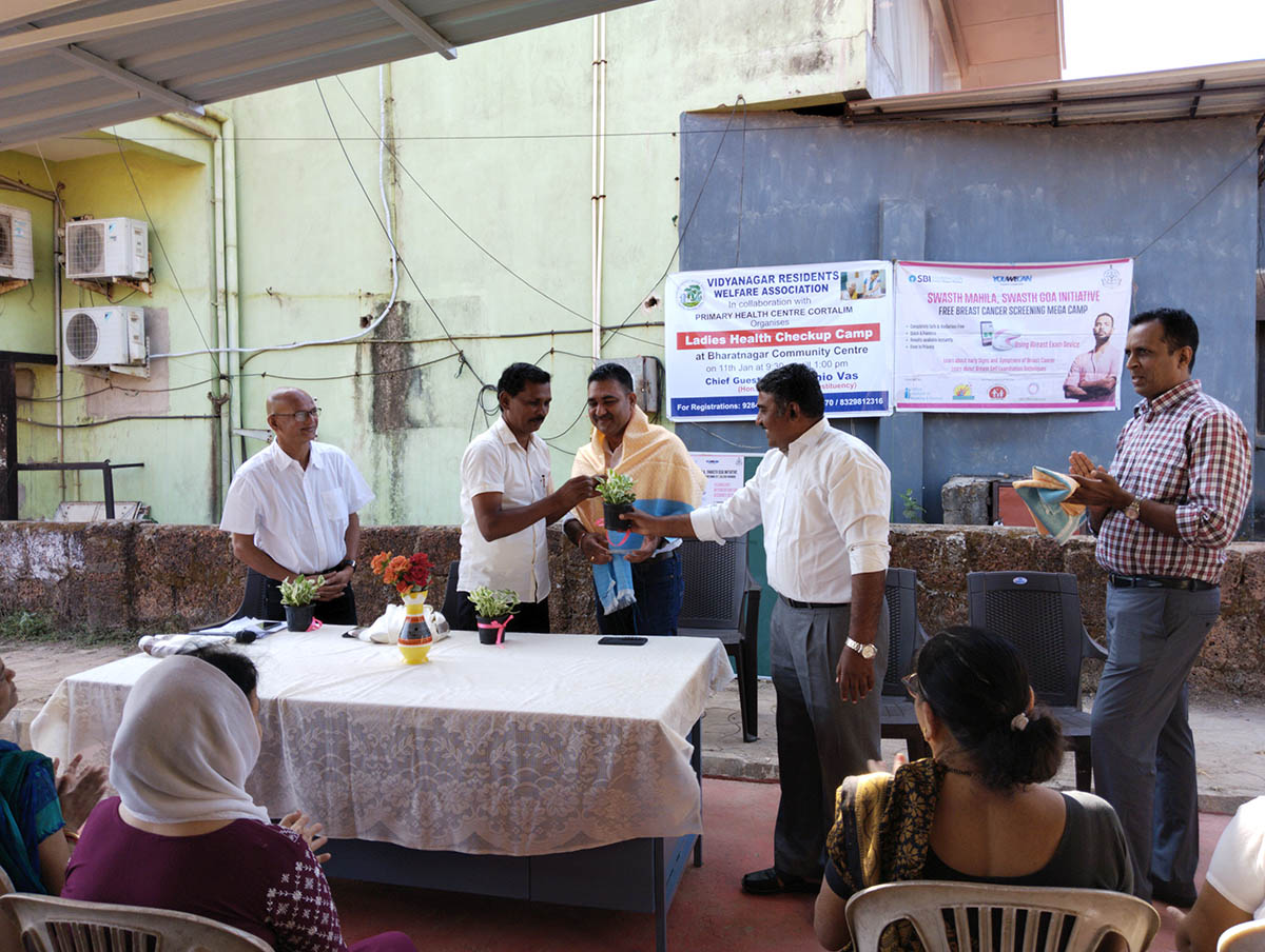 Chief guest Shri Antonio Vaz honoring Dr. Bhaskar with shawl and plant for his contribution to the park in Bharatnagar.