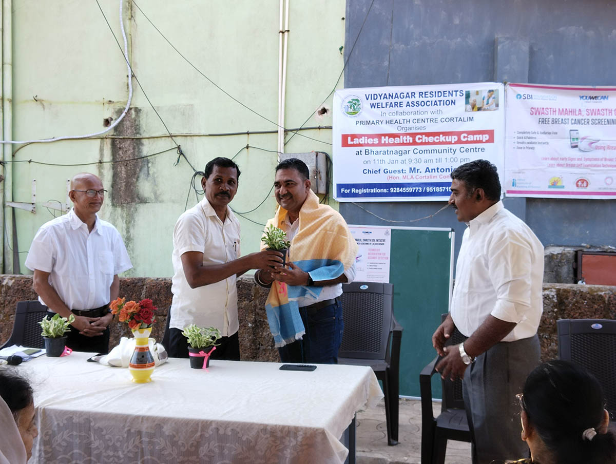 Chief guest Shri Antonio Vaz honoring Dr. Bhaskar with shawl and plant for his contribution to the park in Bharatnagar.