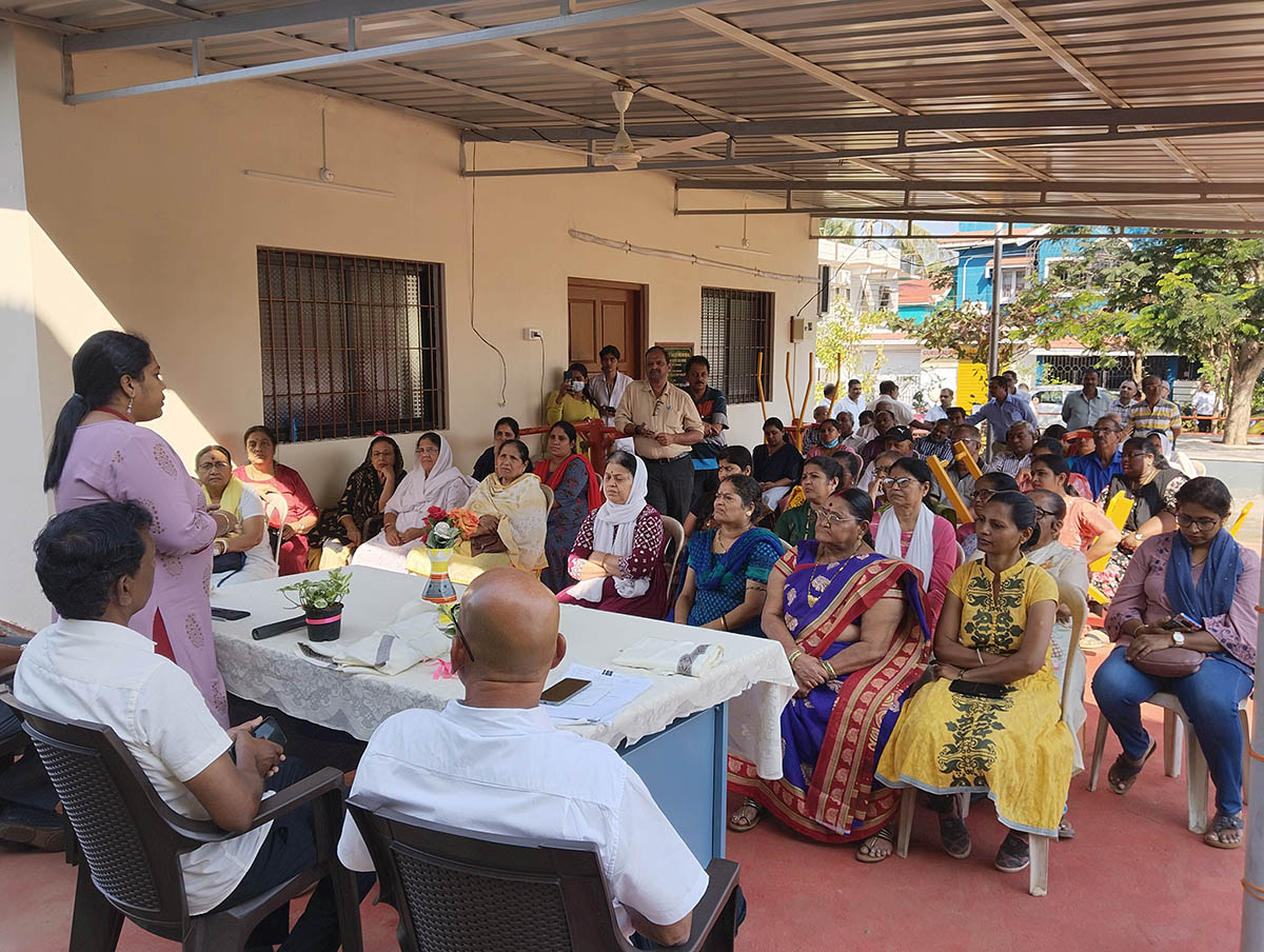 Dr. Pranjali addressed the gathering and explained a few women related medical issues.