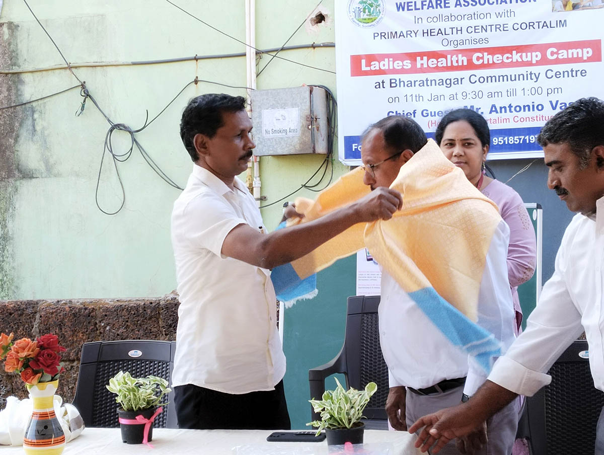 Chief guest Shri Antonio Vaz honoring Shri Ashok Kumar Das for his contribution to the park in Bharatnagar.