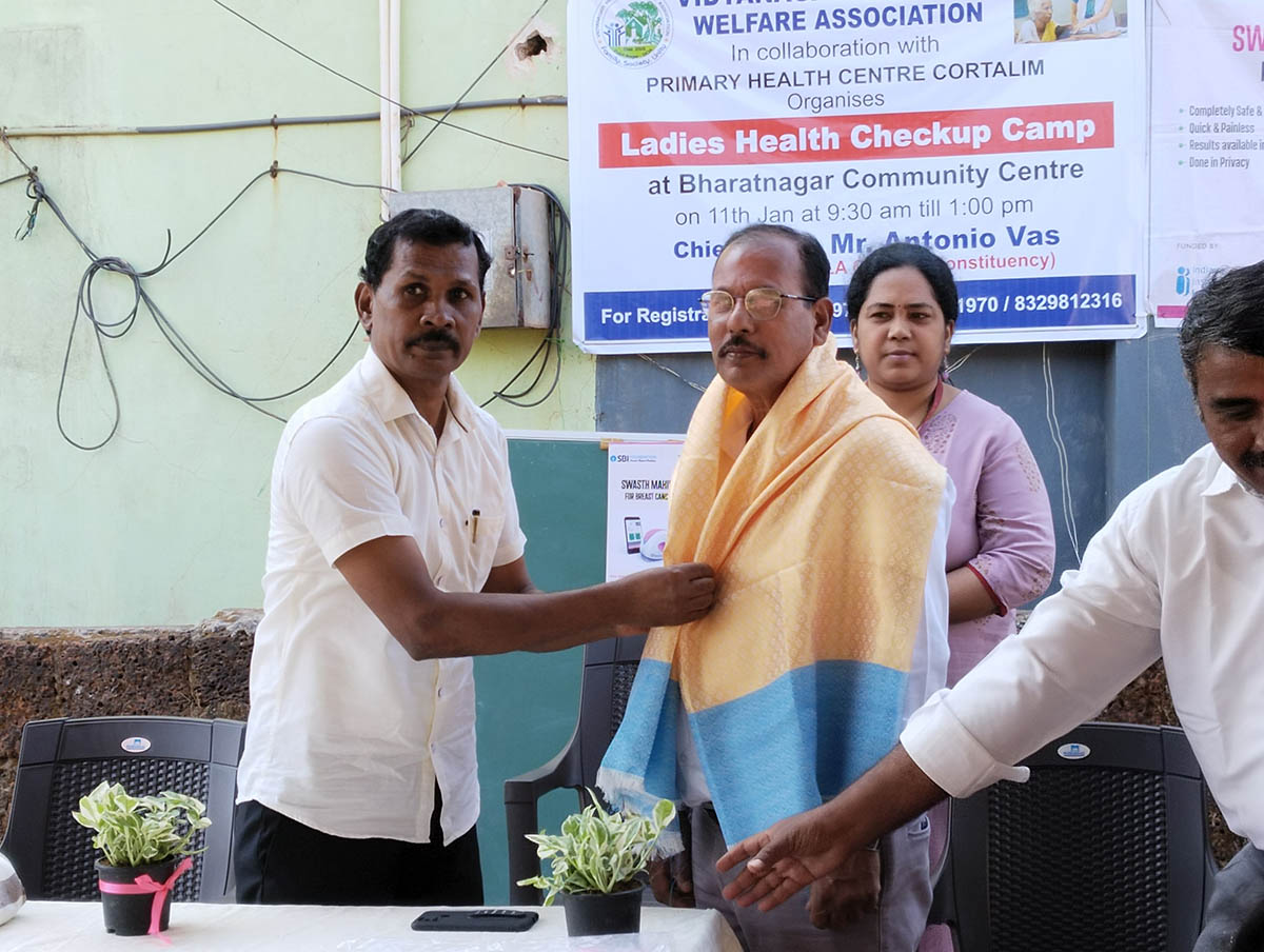 Chief guest Shri Antonio Vaz honoring Shri Ashok Kumar Das for his contribution to the park in Bharatnagar.